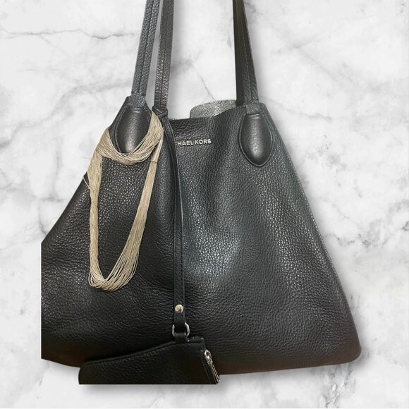 MICHAEL KORS LIKE NEW MAE EAST-WEST REVERSIBLE TOTE w SILVER NECKLACE ACCESSORY - Picture 1 of 6